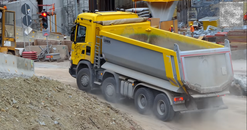 Самосвал ямы не замечает